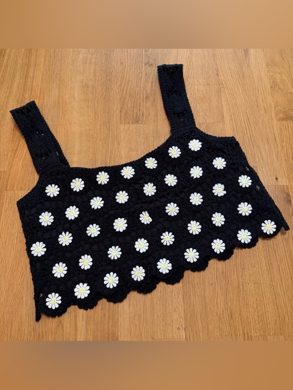 Entro MEDIUM Black White Daisy Crochet Embroidered Crop Top - Picture 1 of 10